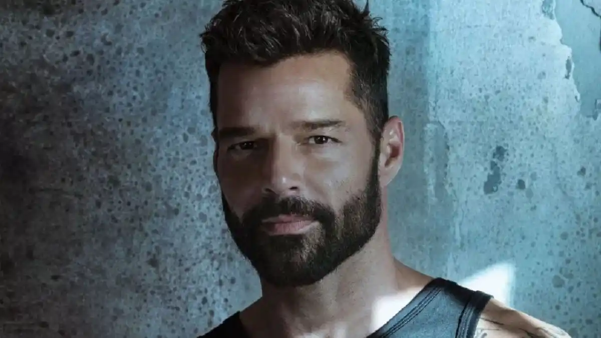 Ricky Martin se muestra semidesnudo en su cama, repasando un guion