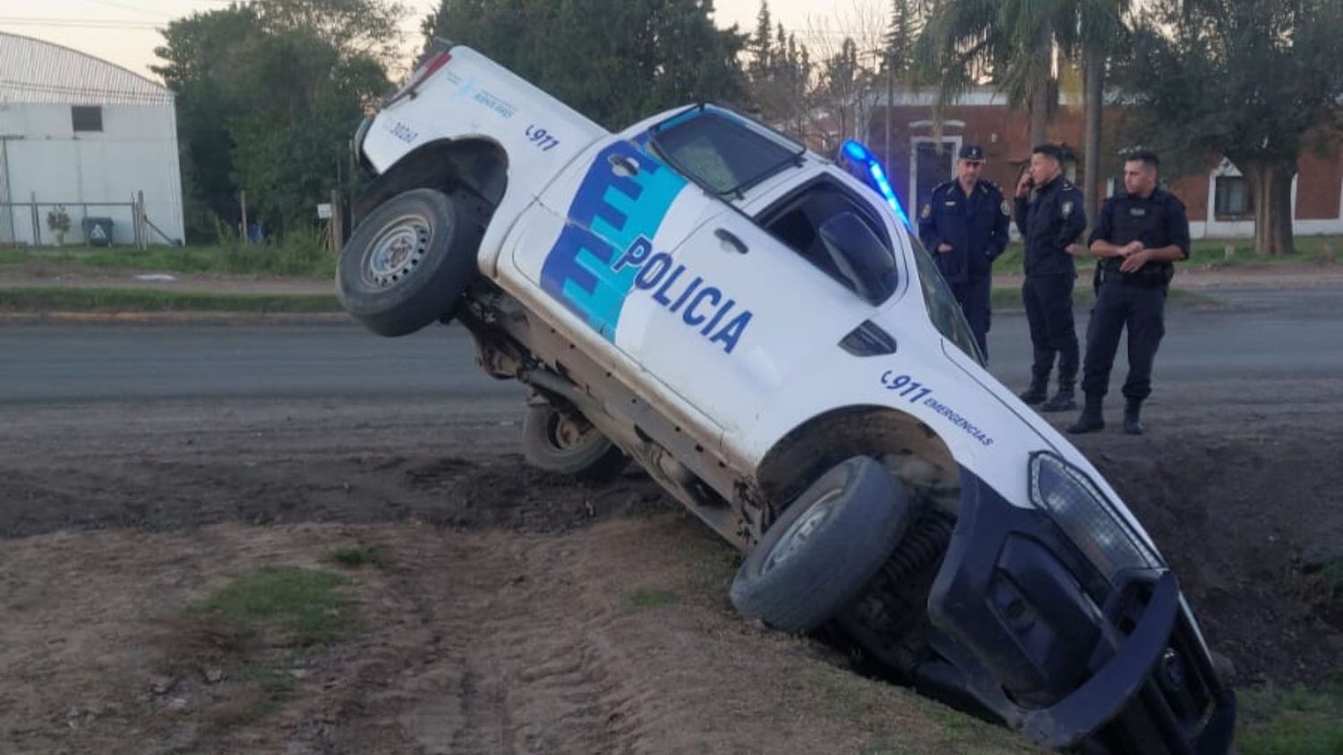 Patrullero de la policía cayó a una zanja en un camino interno de Las Amalias