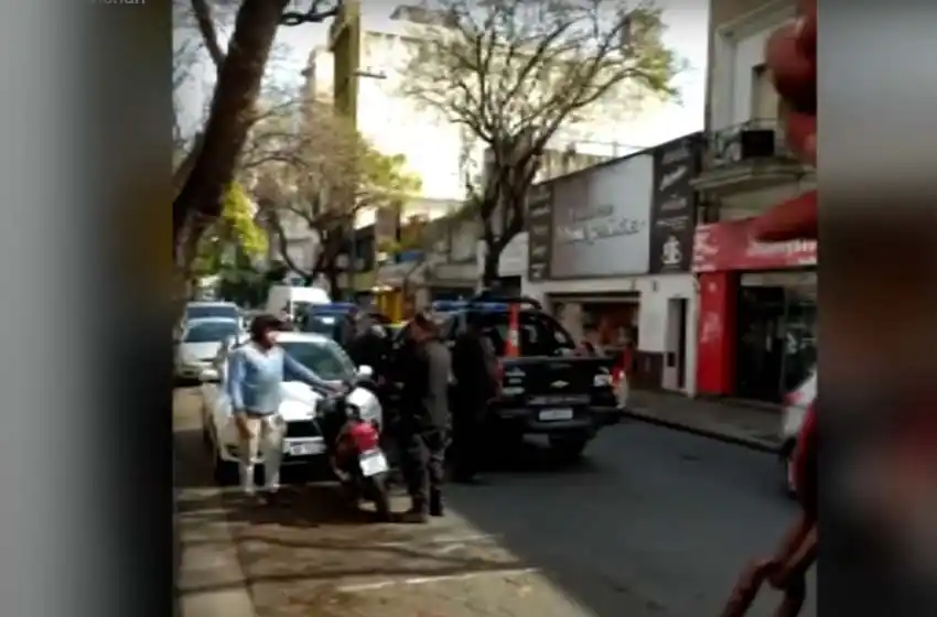 Lincharon en pleno centro a un ladrón que había intentado robarle la moto a un cadete