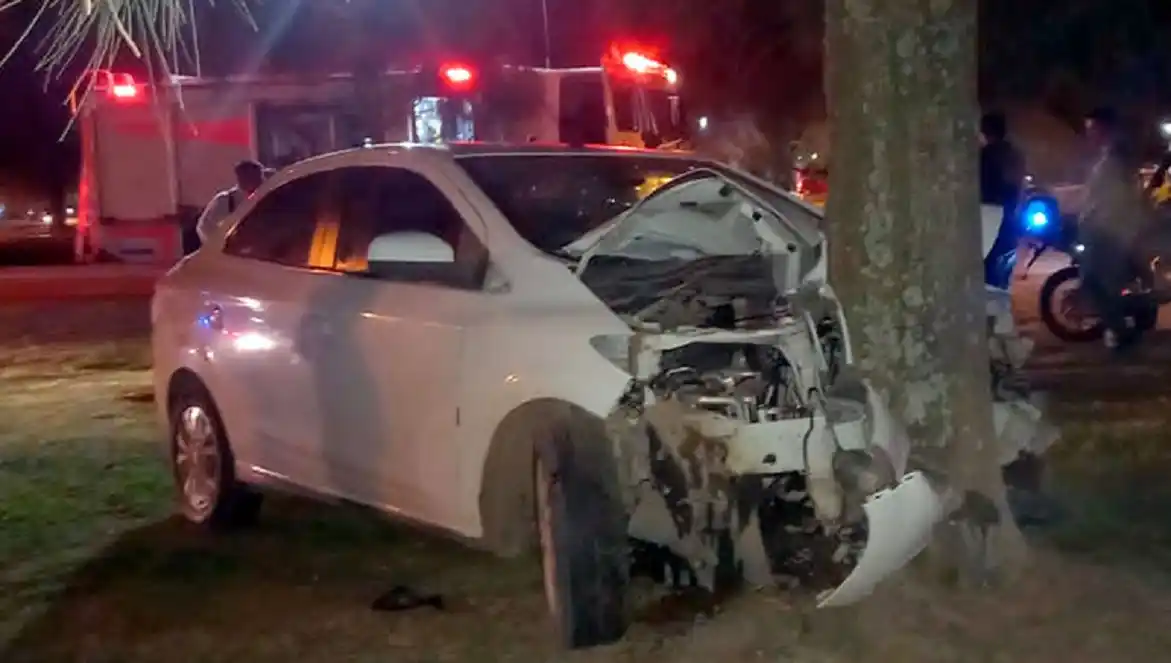 Tres adolescentes sufrieron heridas graves al chocar su auto contra un árbol