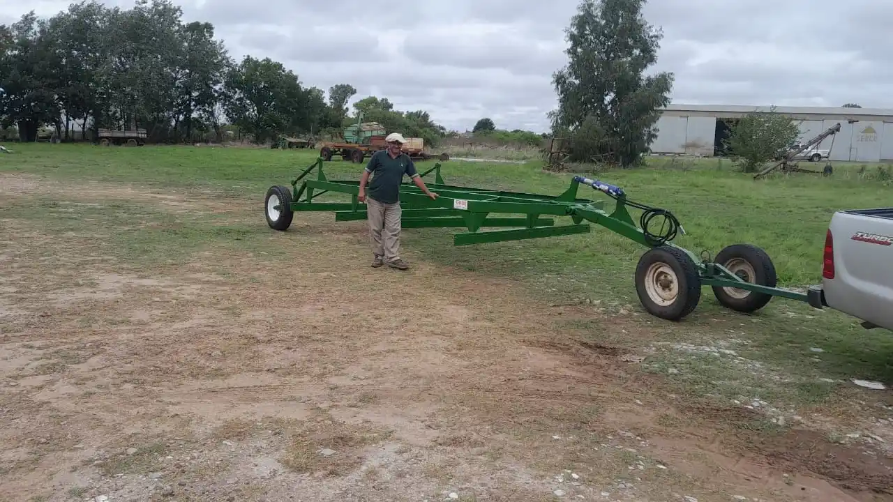Aldea Asunción incorporó un rastrón para mejorar el mantenimiento de caminos rurales
