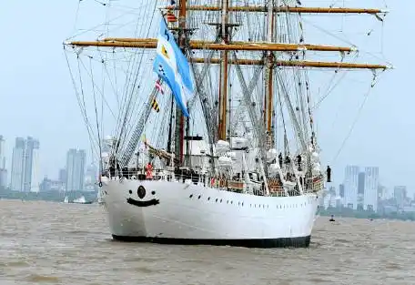 La Fragata Libertad ya navega aguas argentinas