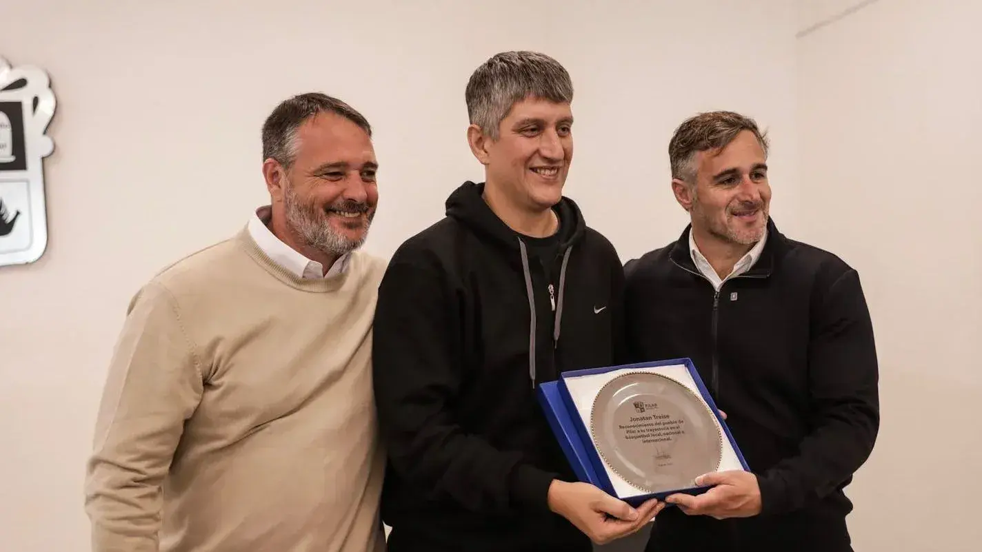 Treise junto a Federico Achával y Santiago Laurent recibe una placa homenaje.