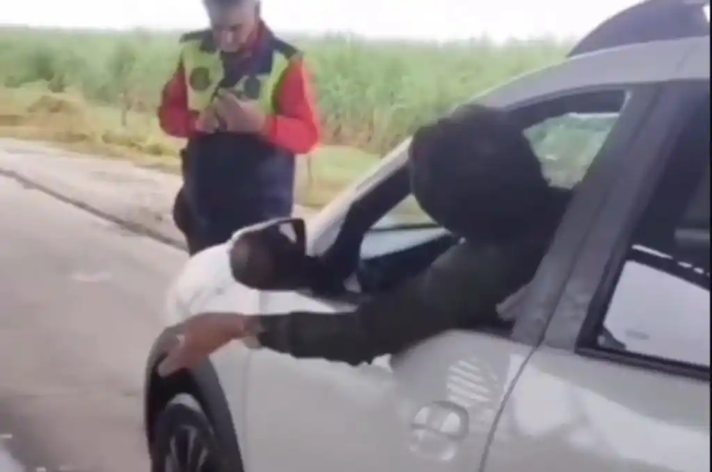Médico atropelló a un policía en un control