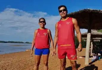 Un joven borracho se metió al agua con su pareja y tuvieron que ser rescatados de urgencia por los guardavidas