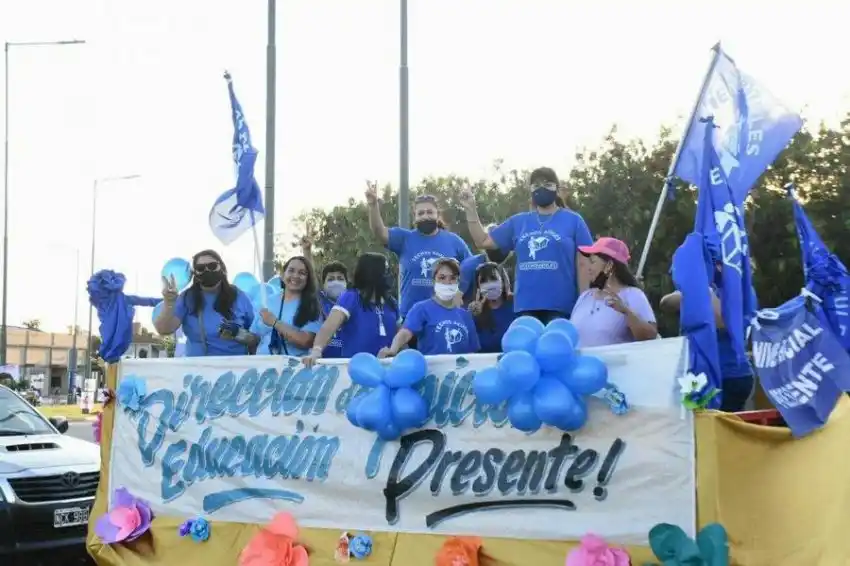 Techos Azules cerró la campaña con una caravana con carrozas por la ciudad