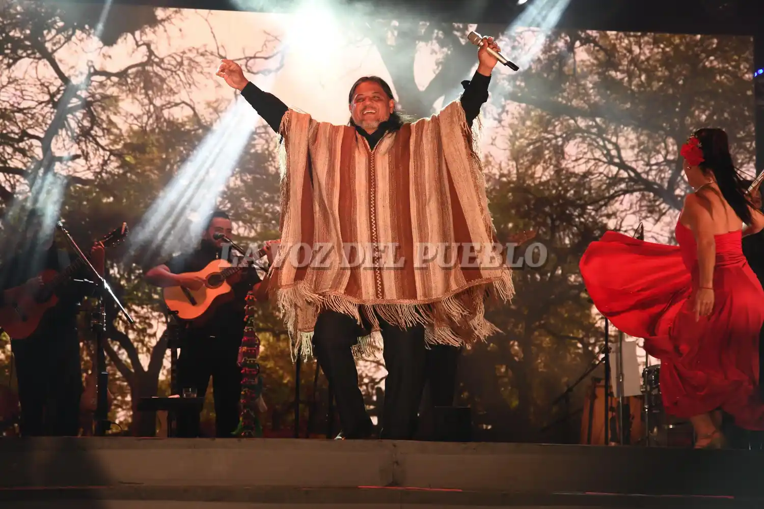 El Indio Lucio Rojas compartió desde el escenario parte de sus creaciones como cantautor y compositor