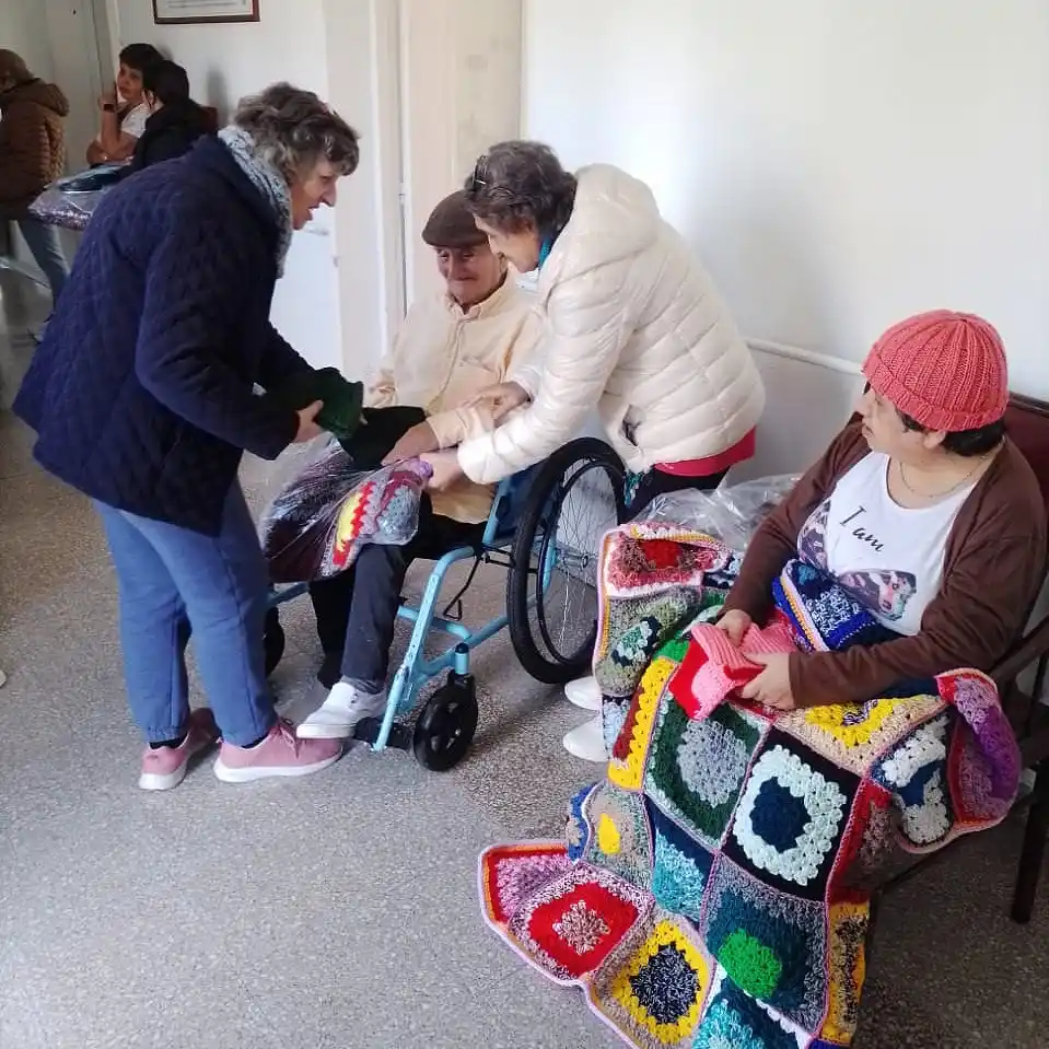 “Las Arañitas Tejedoras” donaron mantas y prendas de abrigo al geriátrico del Hospital