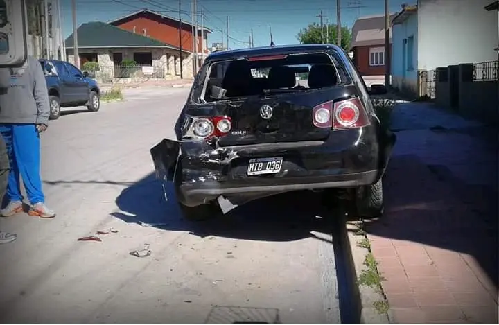 Chocó un auto estacionado en calle 57 y se dio a la fuga