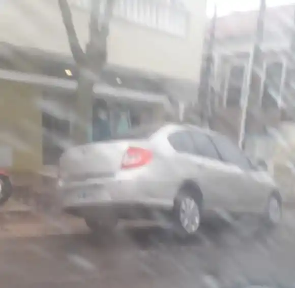 Un automóvil quedó encajado en una zanja