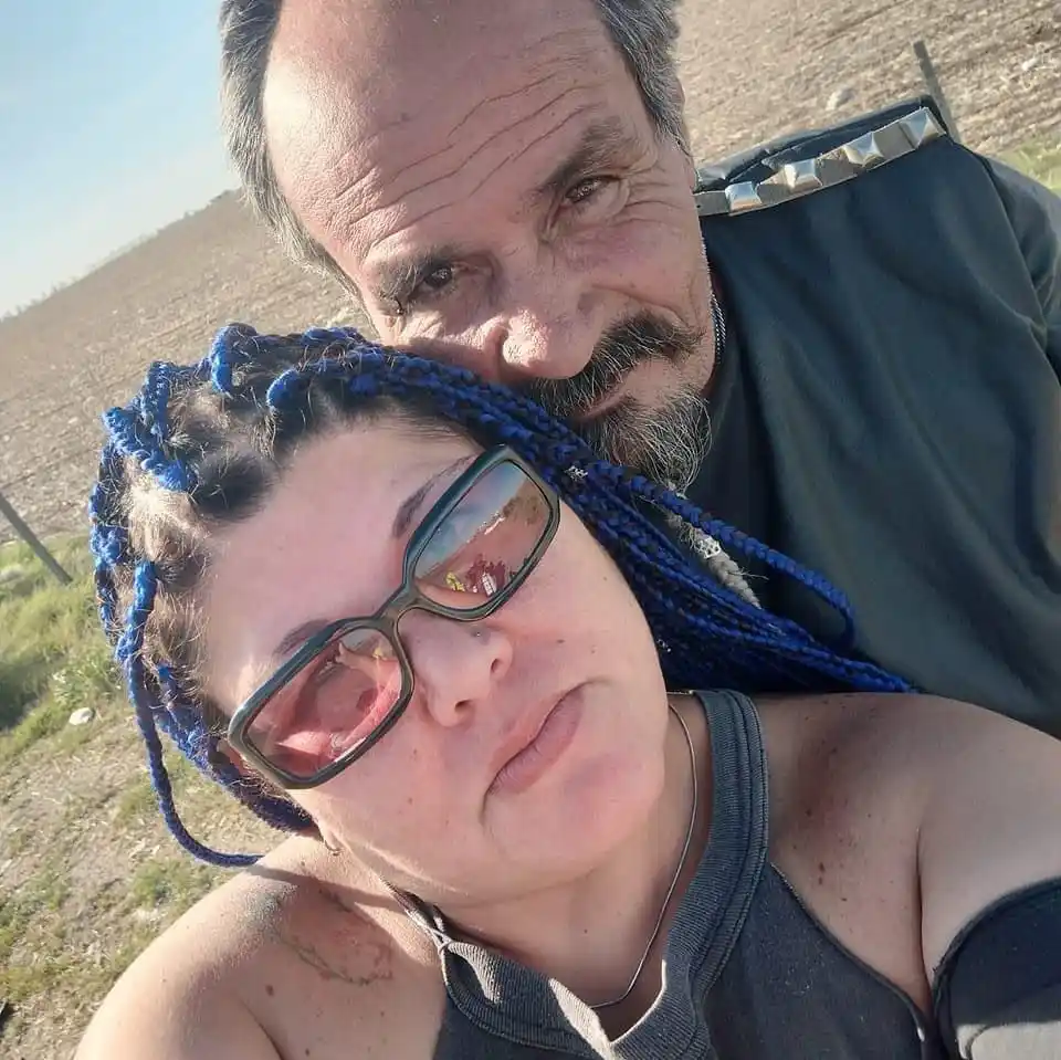 La pareja circulaba en una motocicleta Motomel 200 cc.