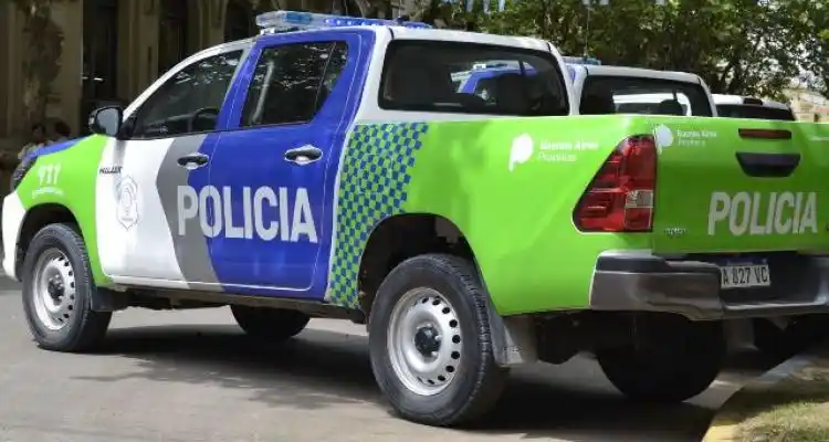 Otra vez, arrojaron un botellazo a un móvil policial