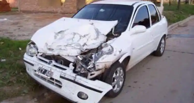 Fuerte colisión entre un camión y un taxi