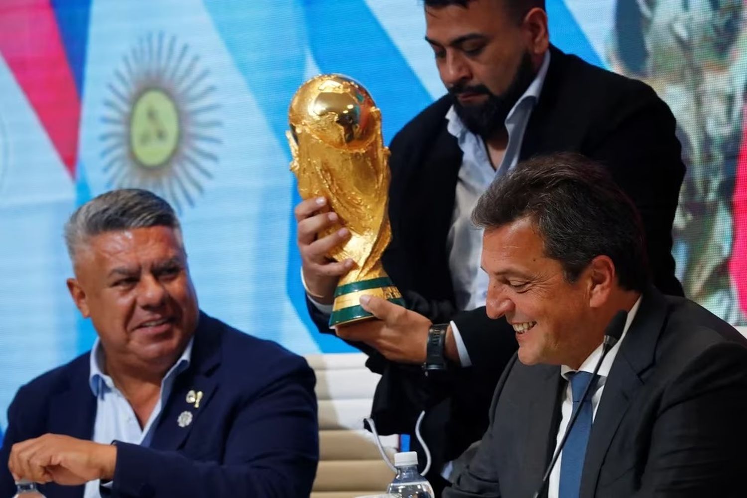 Claudio Tapia y Sergio Massa y con la copa del mundo en el Predio Lionel Andrés Messi (Archivo).