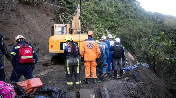 CONCLUIDAS LABORES DE RESCATE de autobús sepultado en Colombia: 34 fallecidos, entre ellos 8 menores de edad