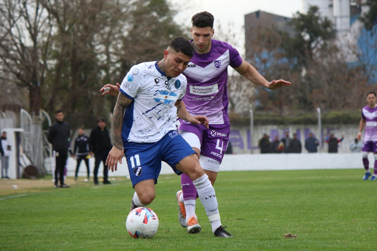 FOTO PRENSA VILLA DÁLMINE Vella es marcado por Alberione, durante el empate en Campana.