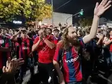 Tensión en San Lorenzo: hinchas tomaron la sede y exigen la renuncia de Moretti