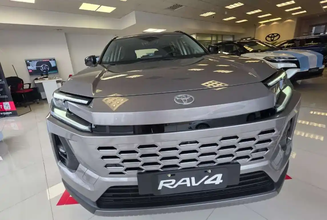 Ya se encuentra en Uzcudun la RAV4 híbrida, en avenida Moreno 851