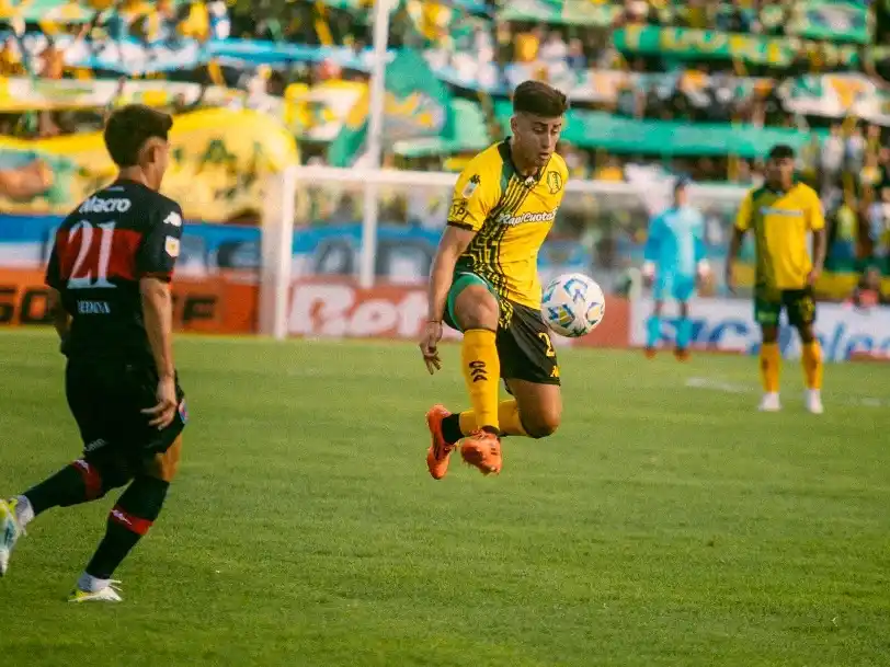 Marcelo Esponda bajando el balón (Foto: Prensa Aldosivi)