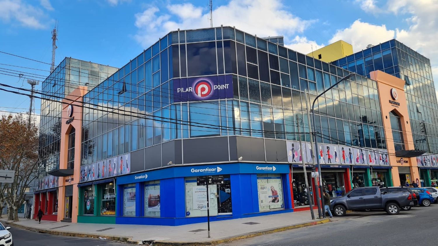 Pilar: tiraron a un empleado de limpieza del primer piso de un shopping y quedó en grave estado