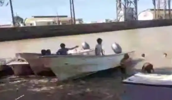 Un grupo de niños fue observado bañándose en la dársena principal del puerto.