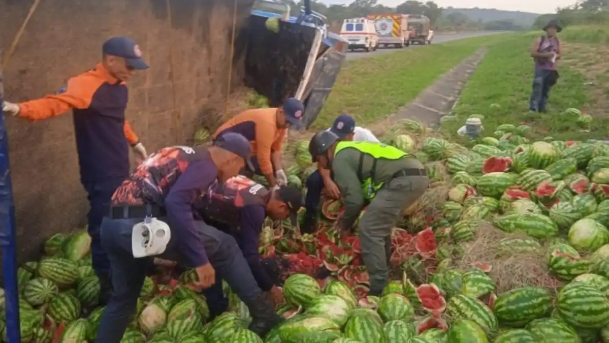 Joven murió atrapado por una carga de patillas cuando camión volcó