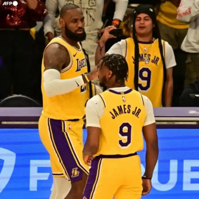 El momento inmortal: LeBron y Bronny James saltan a la cancha para el primer partido de una nueva temporada de NBA (Vía: X).