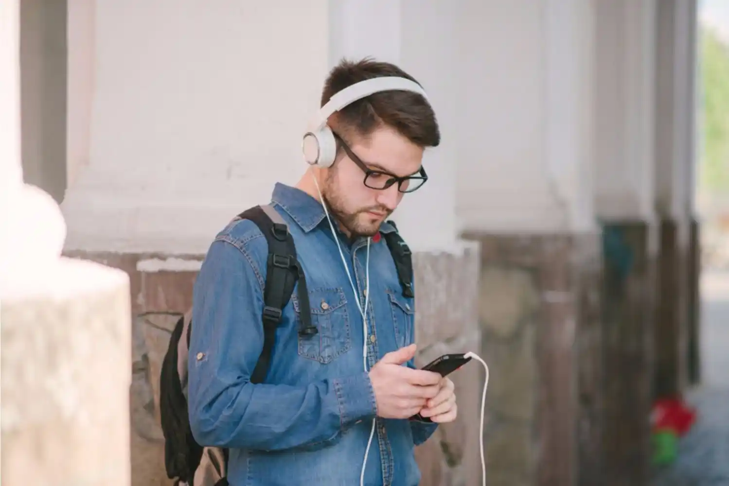 ¿Cómo puede afectar la rutina diaria a la audición?