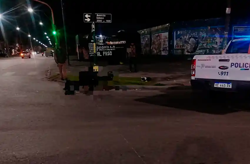 Una moto atropelló a un hombre, le quebró la pierna y huyó