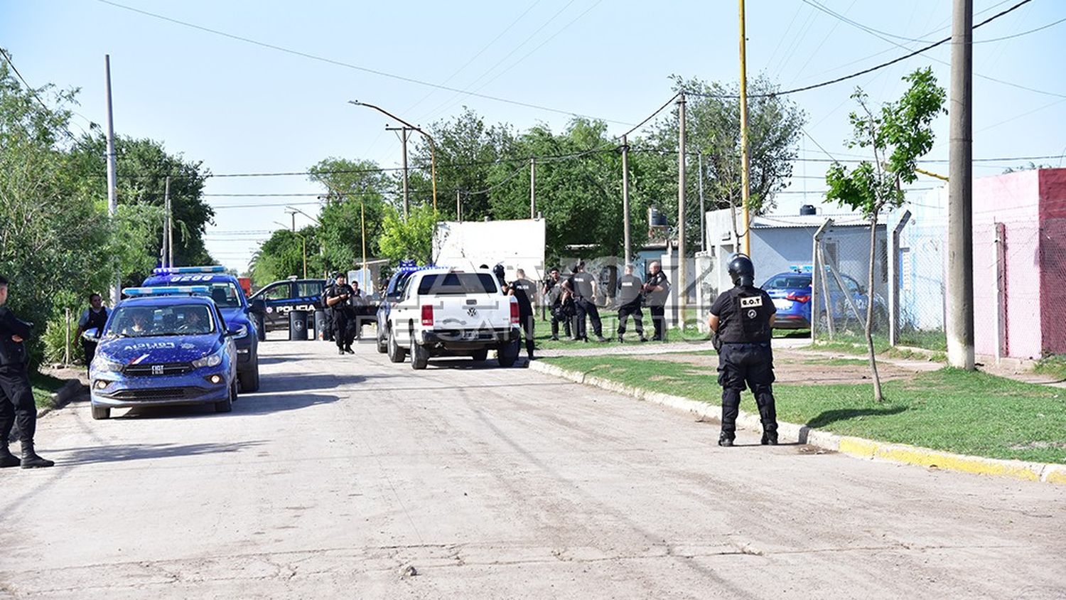 Efectivos policiales cercaron la zona y esperan refuerzos para retirar el cuerpo