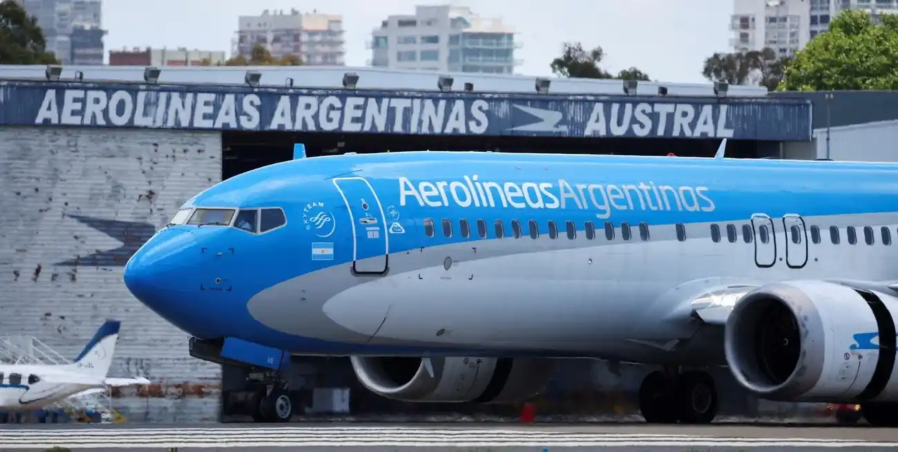 Un Boeing 737 MAX de la flota Aerolineas Argentinas aterriza en Aeroparque Jorge Newbery. Foto: REUTERS / Agustin Marcarian.
