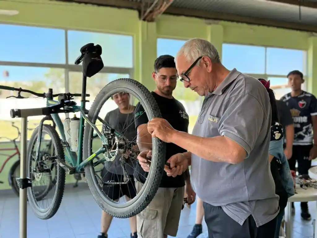 Nueva edición del Taller de reparación de bicicletas en el marco del programa de Empleo Verde Recargado