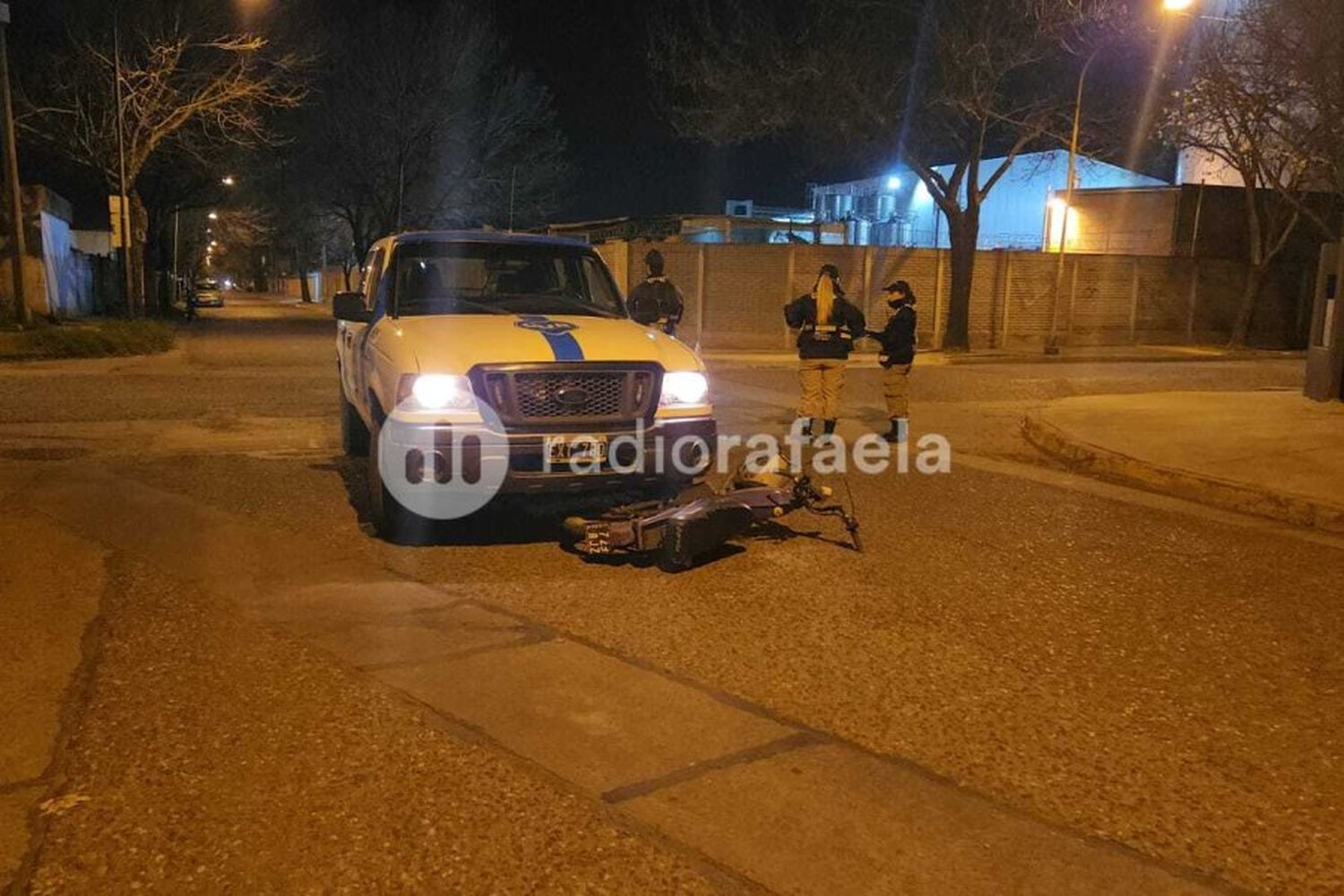 Fuerte accidente en Barrio Fasoli entre un móvil de la GUR y una motocicleta: el conductor terminó con el casco roto