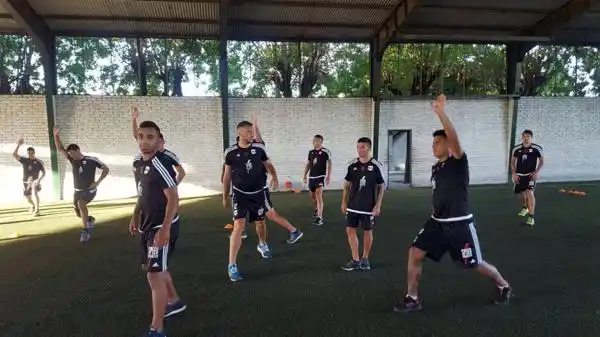 Polémica por el entrenamiento “militar” de Deportivo Riestra
