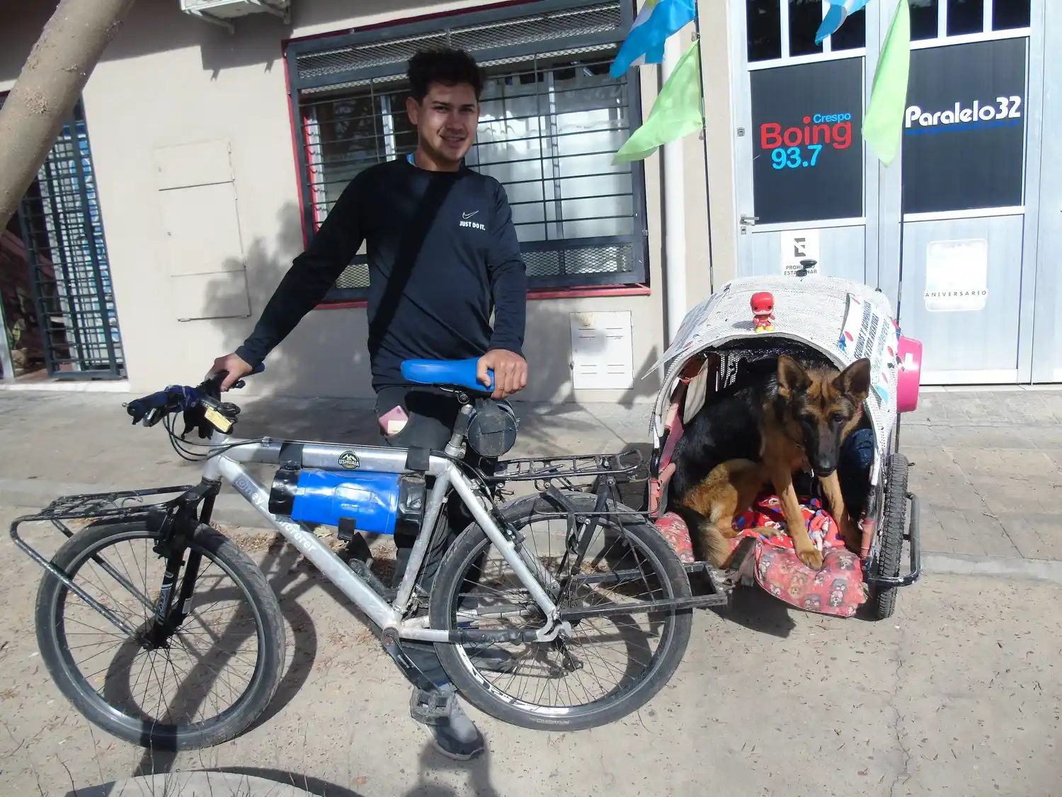 Junto a su perra recorre el país en bicicleta promoviendo la adopción canina