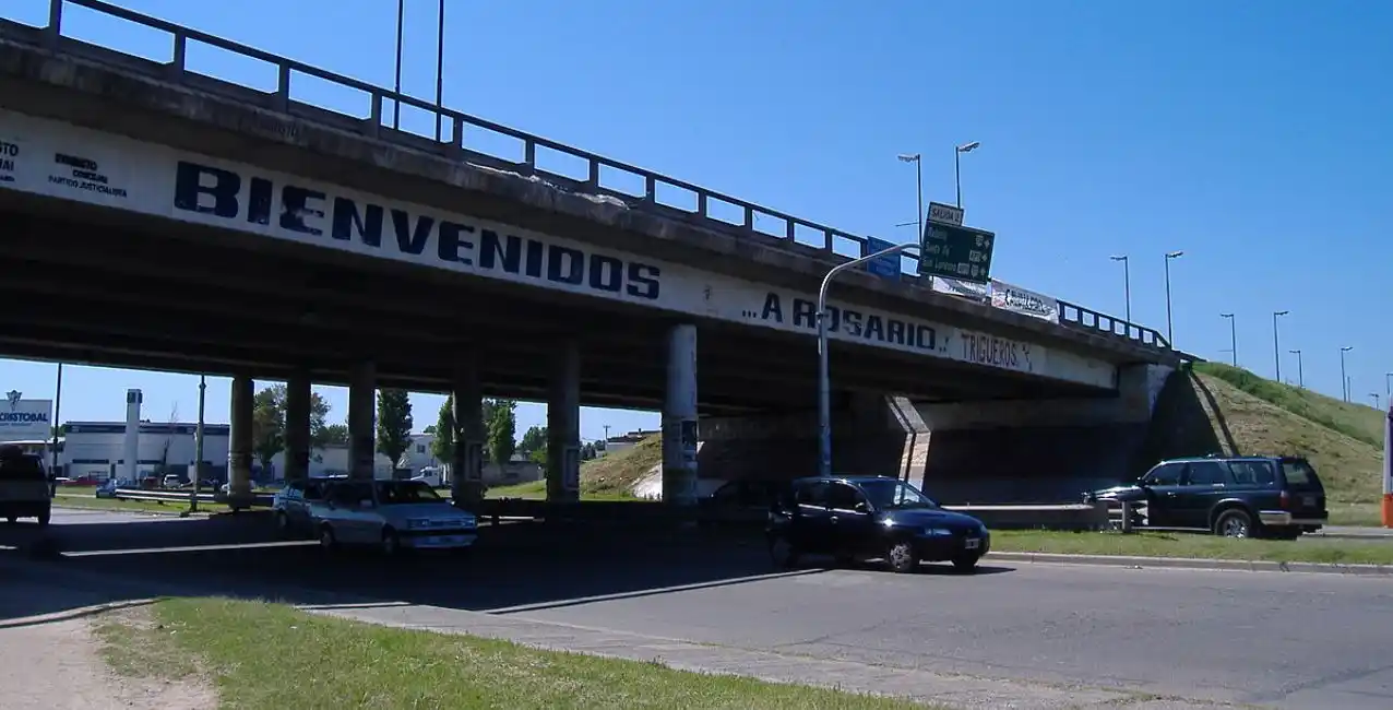 Rosario: un agente policial le salvó la vida a una mujer que quería arrojarse de un puente