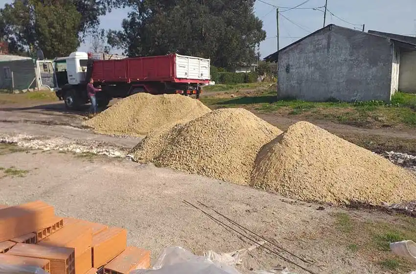 La Municipalidad tiró granza y después la juntó... era para otro barrio