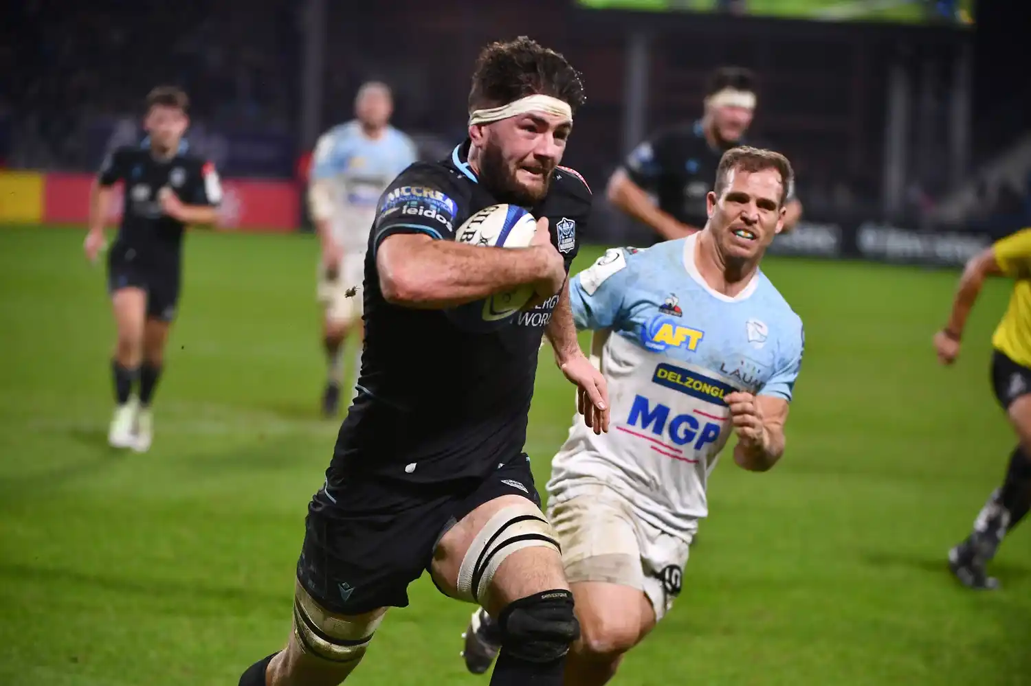 Ally Miller, rumbo al try para Glasgow.