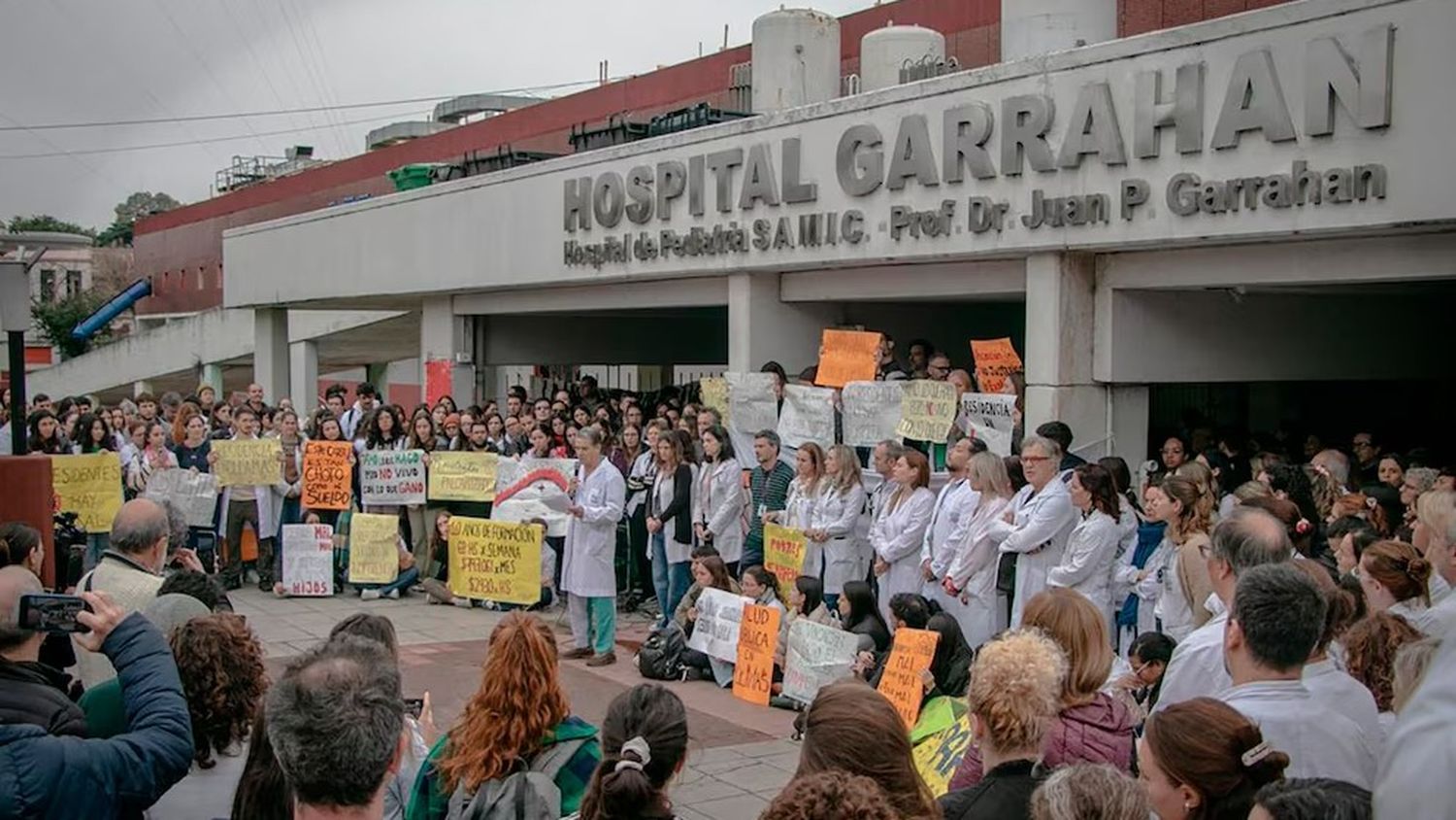 Hospital Garrahan: aumentan más de un 60% el salario de residentes tras días de conflicto
