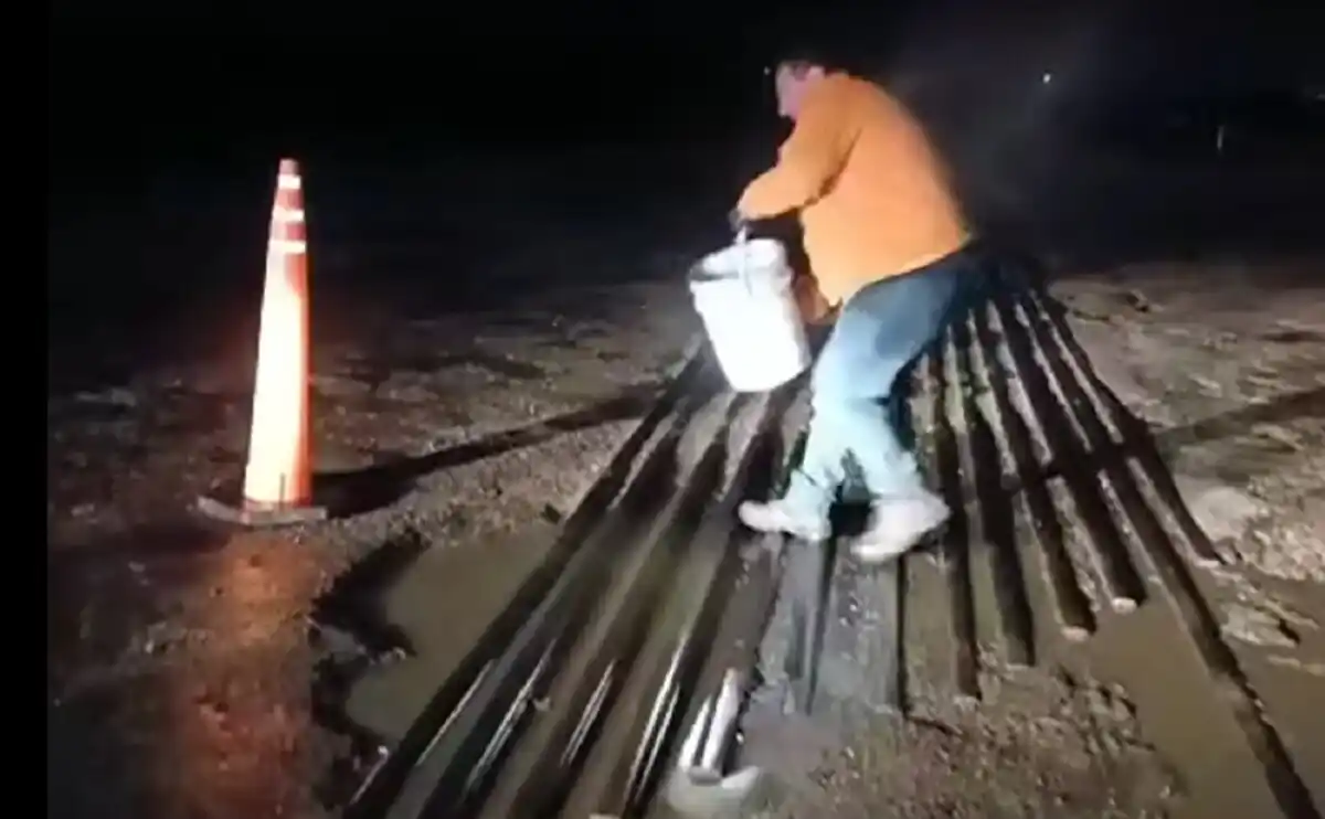 Ruta 3 Sur: autos con importantes roturas en un paso a nivel difundieron videos