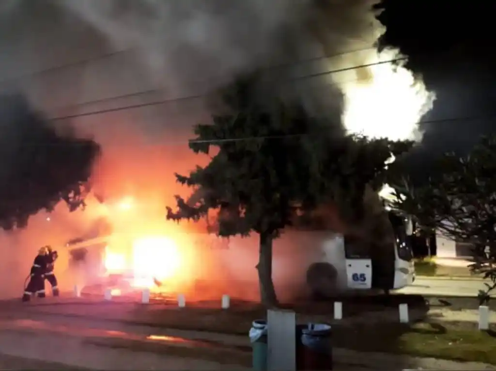 Se incendio un colectivo cuando ingresaba a Crespo