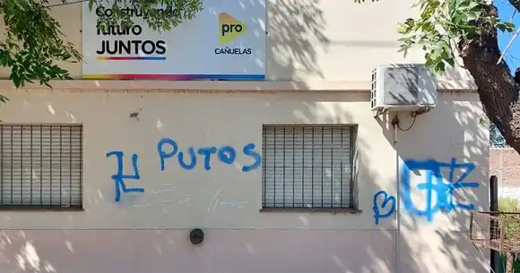 Le pintaron una esvástica al local de Juntos en Cañuelas en la previa de la llegada de Patricia Bullrich