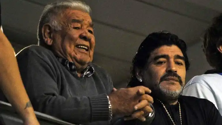 Diego Maradona llegó a la Argentina: “Les pido a todos los argentinos que recen por mi viejo”