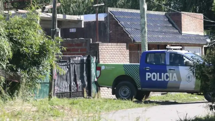 Hallaron asesinados a un hombre, una mujer y una niña en una casa de Melchor Romero