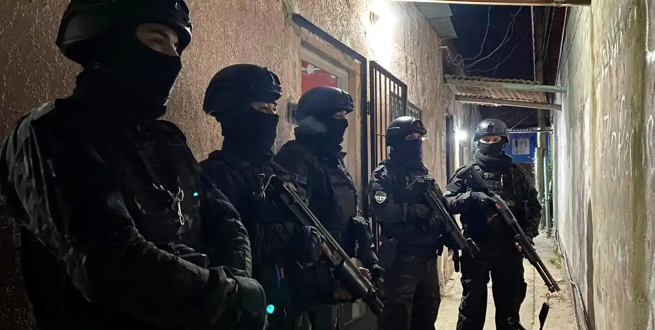 Múltiples allanamientos en Santa Fe por amenazas y abuso de armas entre barras de Unión