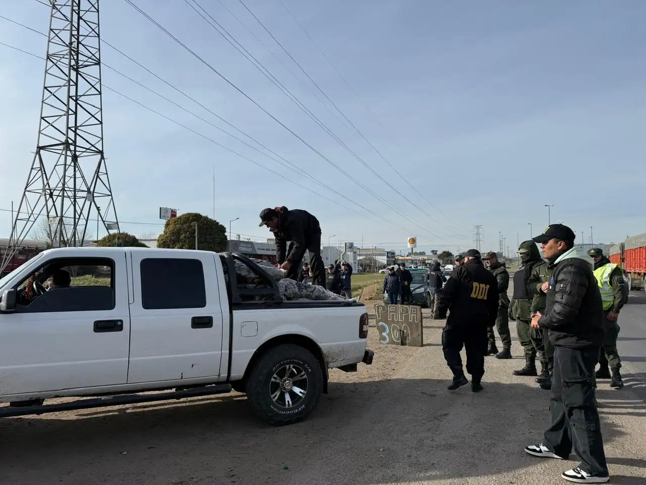 El operativo de "despeje" sobre la banquina de la Ruta Nacional 226.