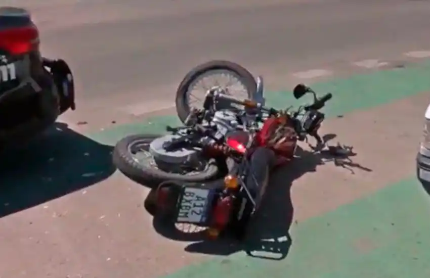 Un joven de 21 años murió al impactar su moto contra un utilitario en barrio Urquiza