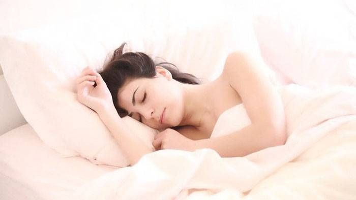La razón por la que dormir mal puede aumentar el riesgo cardíaco en las mujeres