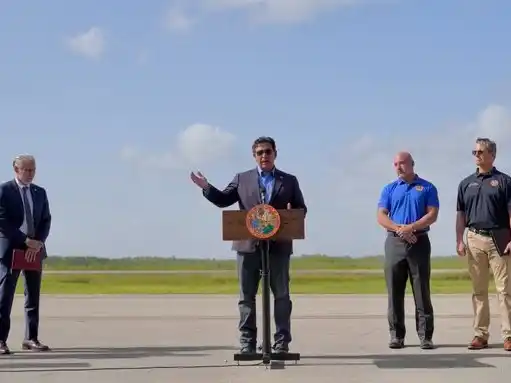 Comienzan deportaciones de migrantes desde el centro de detención Alligator Alcatraz