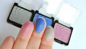 También puedes usar la sombra de ojos a modo de esmalte de uñas